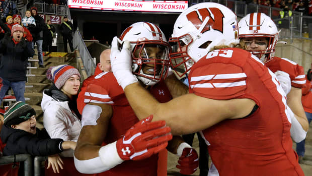 Wisconsin guard Tanor Bortolini celebrating with running back Braelon Allen after a touchdown run (Credit: MARK HOFFMAN/MILWAUKEE JOURNAL SENTINEL / USA TODAY NETWORK)